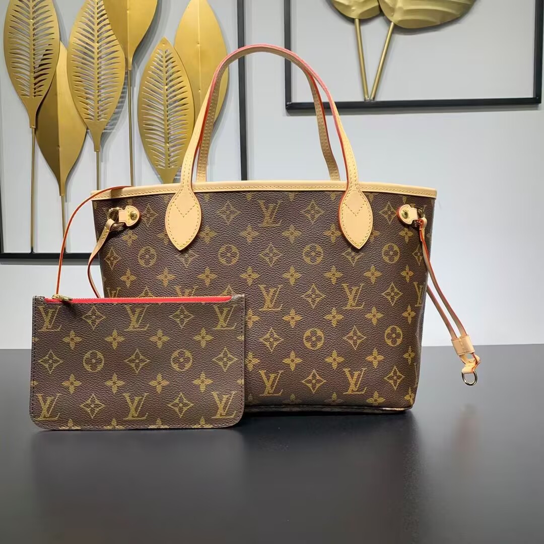 The tote bags for men and women designed by Louis Vuitton are fashionable and practical